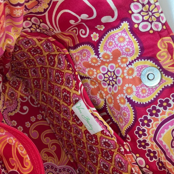 Vera Bradley Medium Handbag. Raspberry Fizz Paisley Print with Snap Closure - Picture 3 of 5
